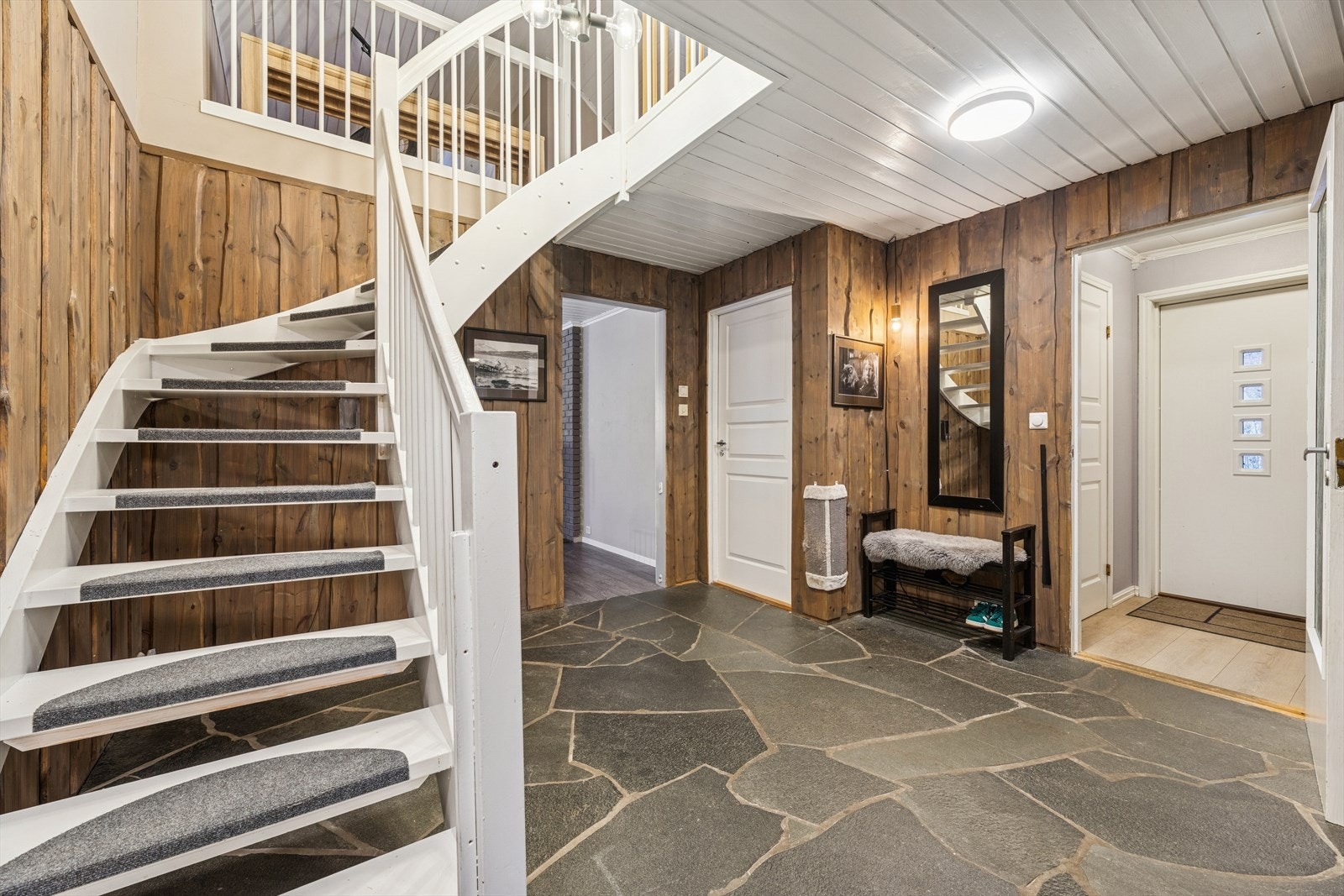 Fra gangen er det trappeadkomst til boligens loftsetasje. Galleribilde