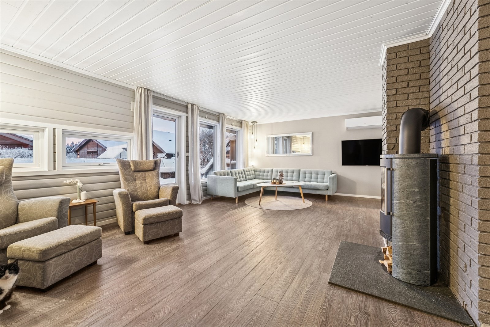 Stuen har en romslig utforming med god plass til både sofagruppe og egen sittegruppe. Galleribilde