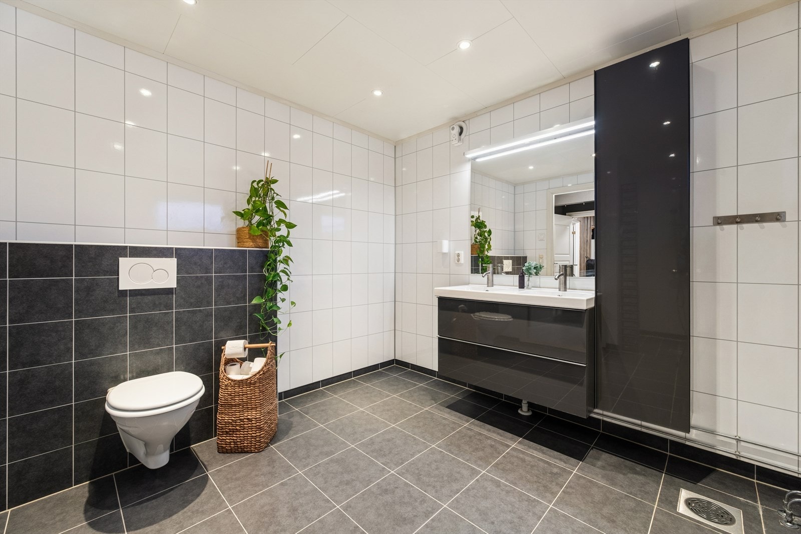 Badet ble oppført i 2014 og har en stilren utførelse med baderomsplater på veggene og himlingsplater i taket. Gulvet er flislagt og utstyrt med elektriske varmekabler. Galleribilde