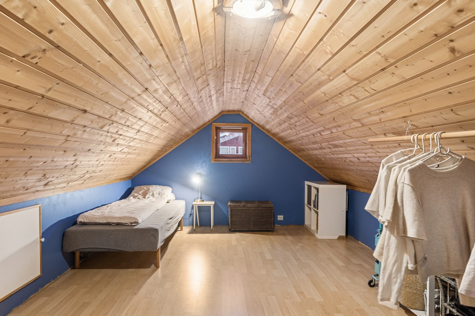 Innredet rom på loft. Ikke omsøkt. Rommet er ikke godkjent for varig opphold. Galleribilde