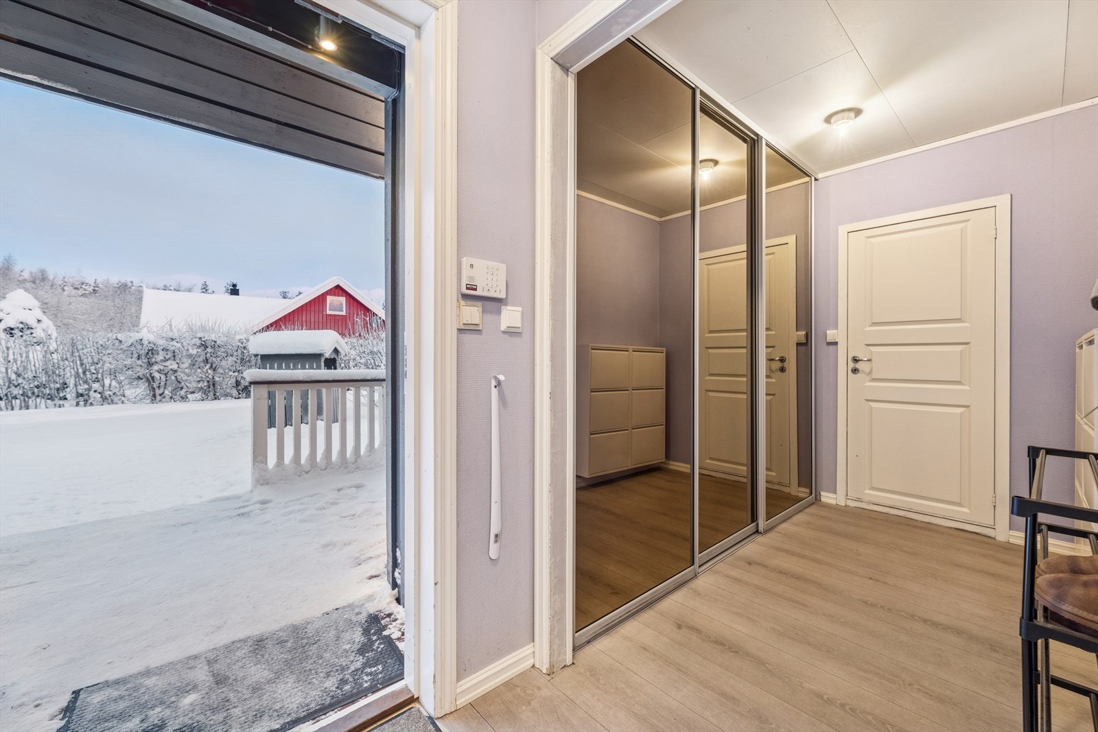 Entreen som ønsker det velkommen inn har god plass til oppbevaring i en praktisk skyvedørsgarderobe. Galleribilde