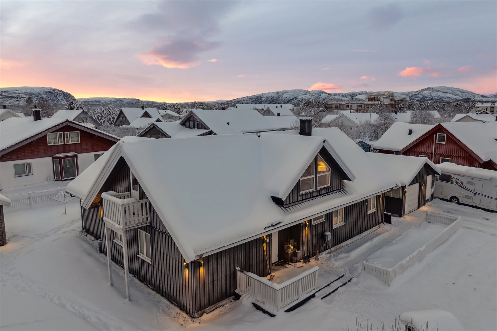 Eneboligen ligger i et barnevennlig og attraktivt boligområde på Aronnes, kun 5 km fra Alta sentrum. Her får du det beste av to verdener, fredelige, naturnære omgivelser og kort vei til byens fasiliteter. Galleribilde