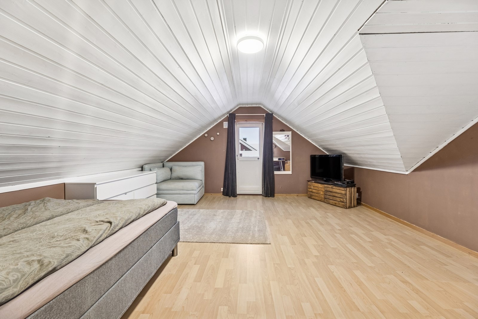 Innredet rom på loft. Rommet har videre adkomst til en balkong. Galleribilde