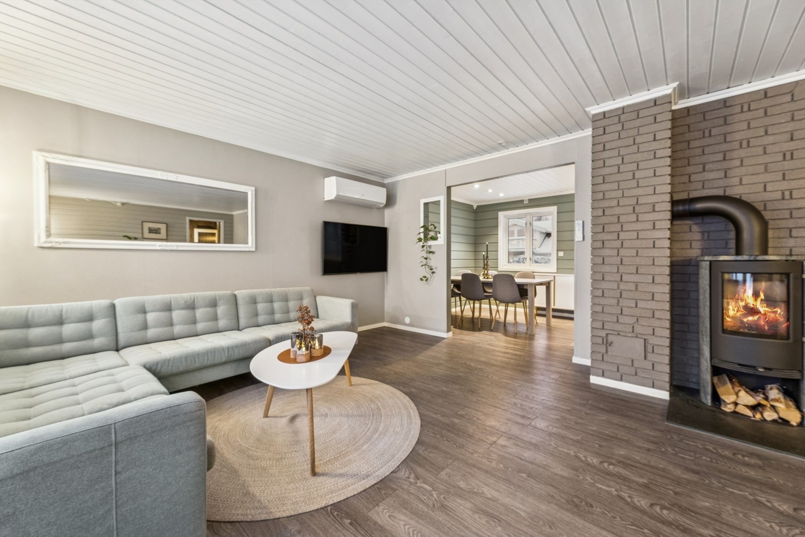 Stuen er utstyrt med både varmepumpe og vedovn, noe som gir fleksibel og effektiv oppvarming. Galleribilde