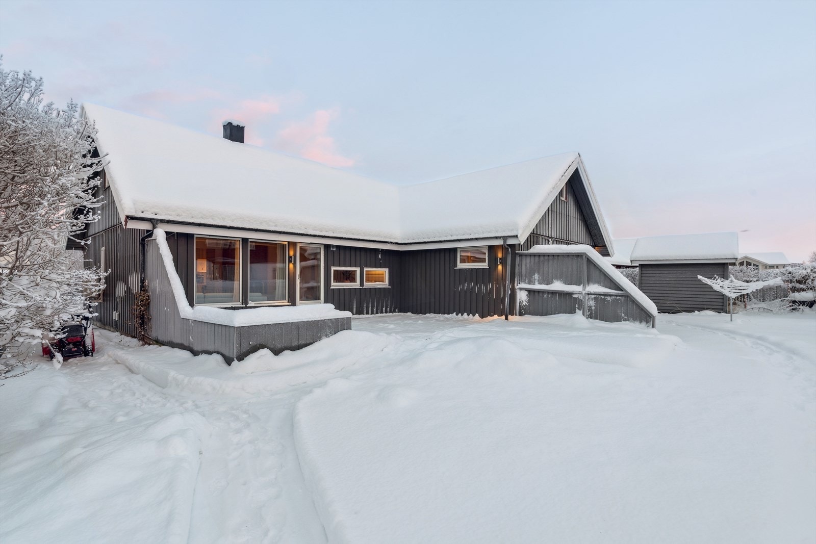 Den flate hagen gir gode muligheter for lek og aktiviteter, et perfekt uteområde for både små og store. Galleribilde