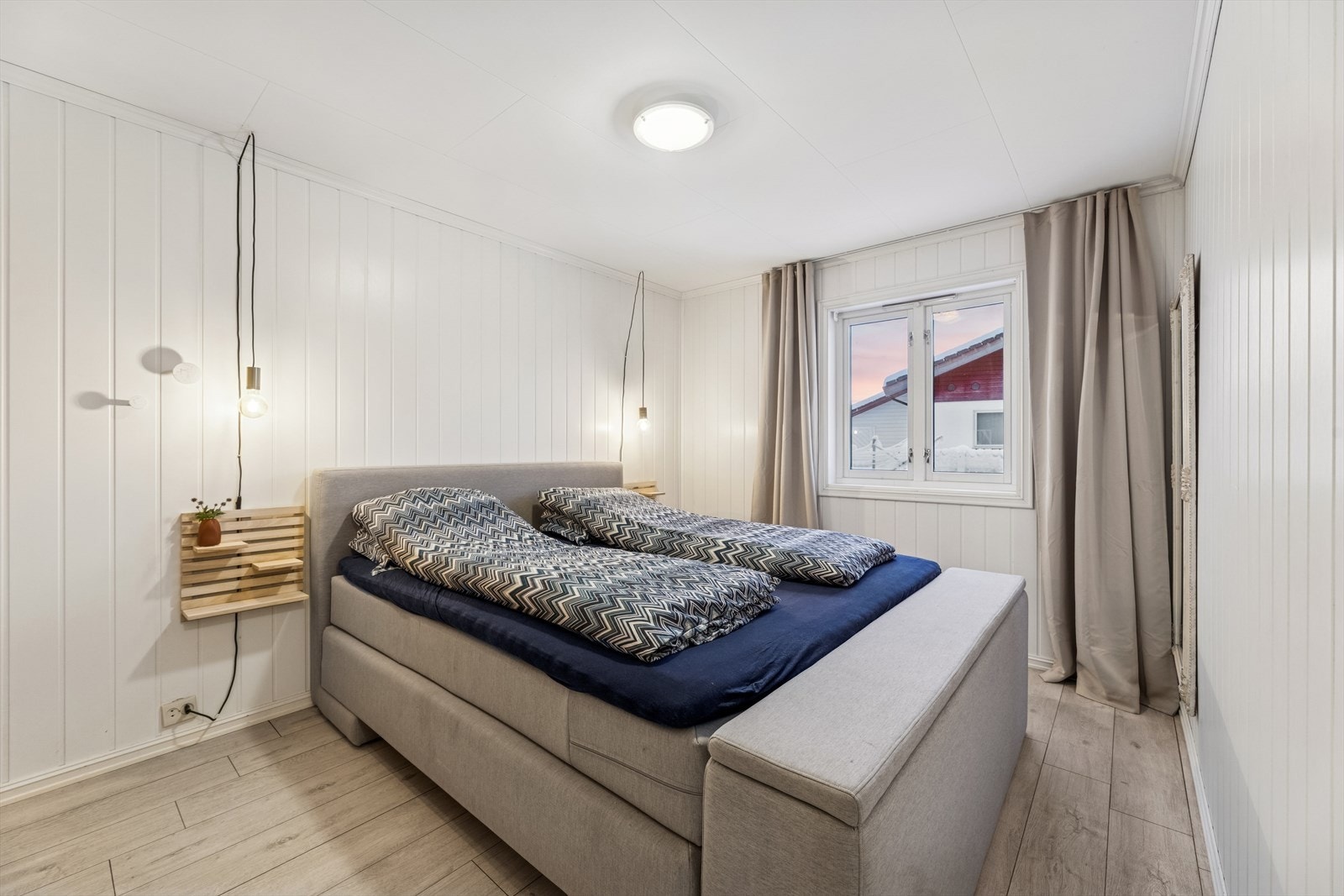 Soverom med god plass til seng og tilhørende møbler. Galleribilde