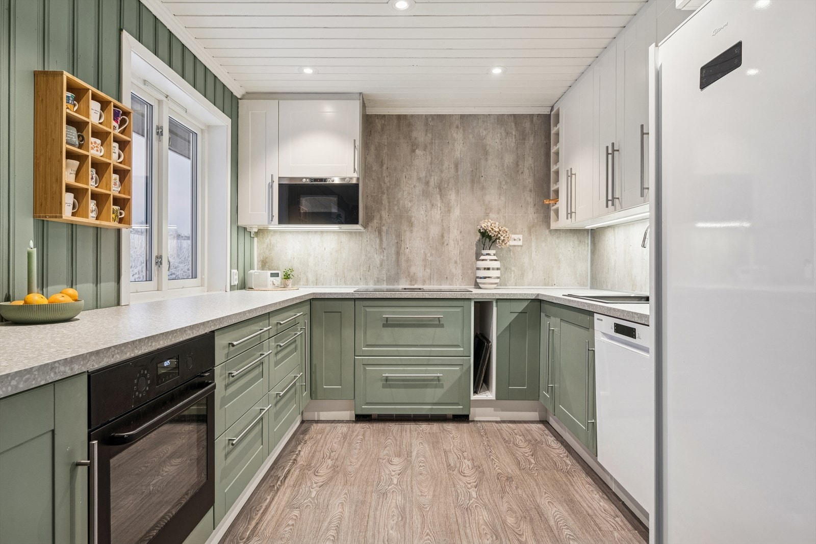 Kjøkkenet ble oppgradert i 2024 med blant annet ny induksjonstopp, stekeovn og benkeplate. Galleribilde