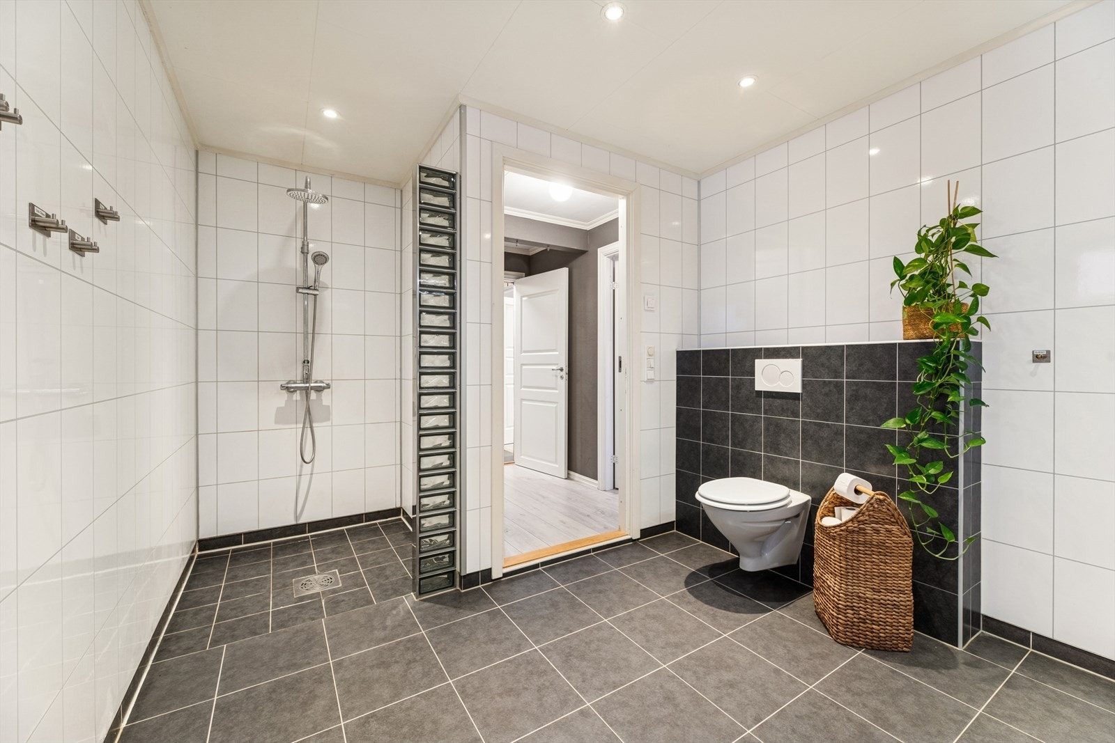 Rommet har toalett og dusj, elegant skjermet med en rad glassbyggerstein. Galleribilde