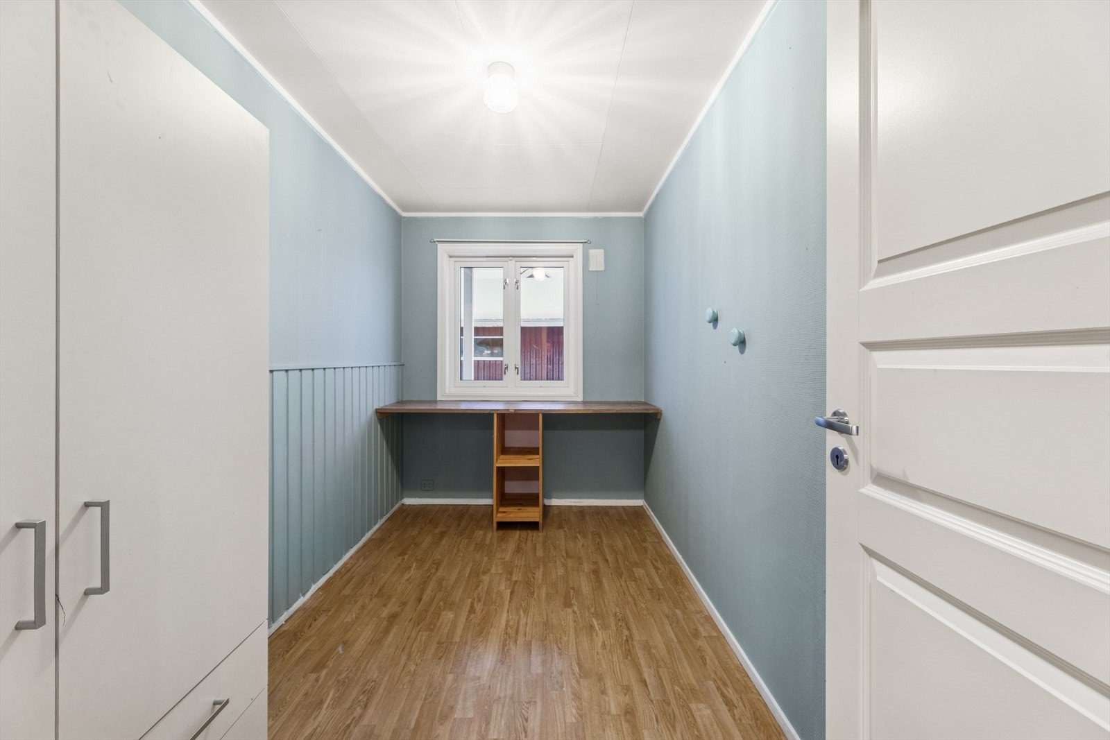 Soverom 3 har plass til skrivebord, garderobeskap og seng. Galleribilde