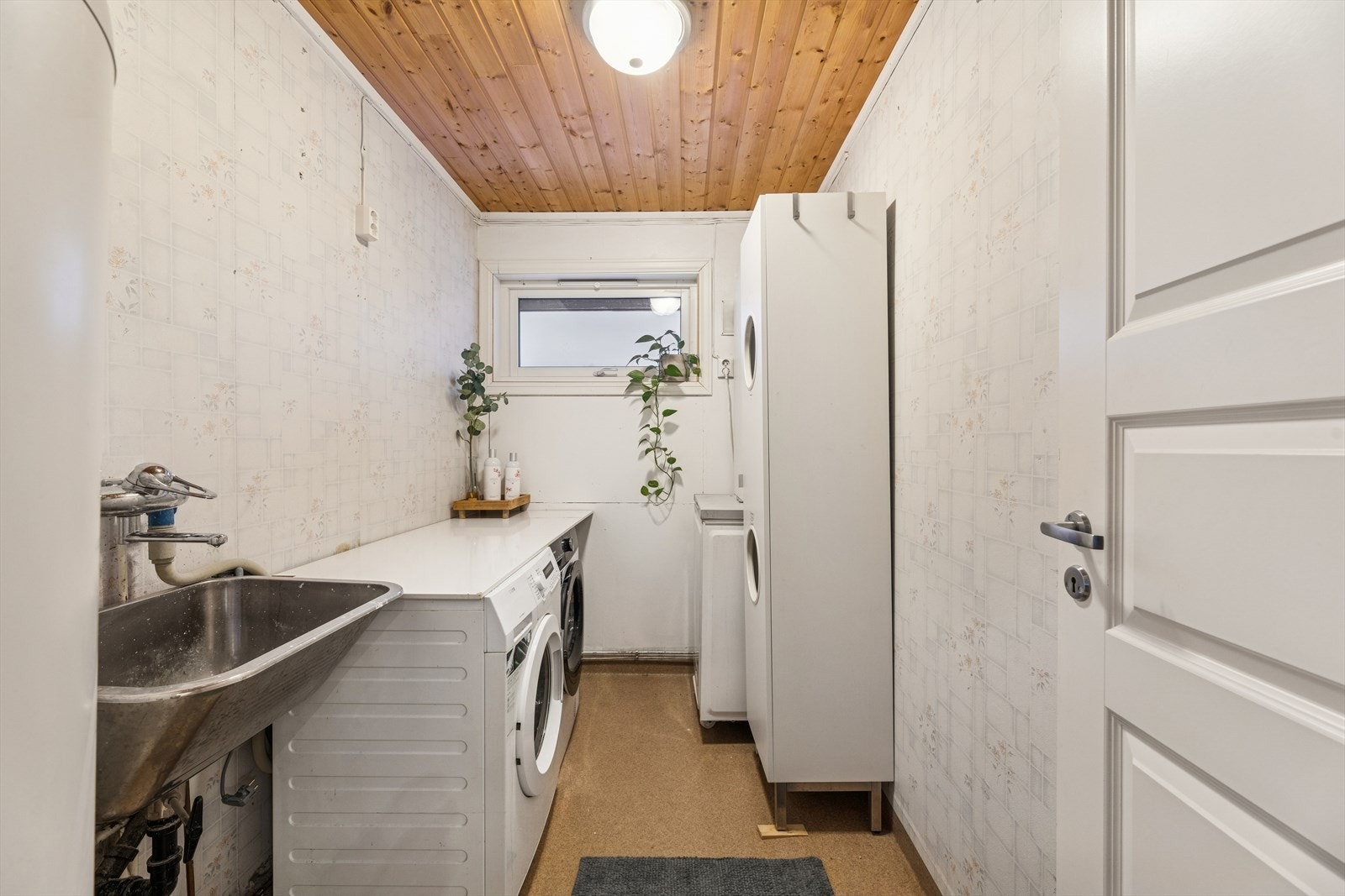 Vaskerommet har varmekabler i gulvet. Det er i en tilstand som gjør at kjøper må påregne totalrenovering for å oppfylle dagens standard og tåle normal bruk. Galleribilde