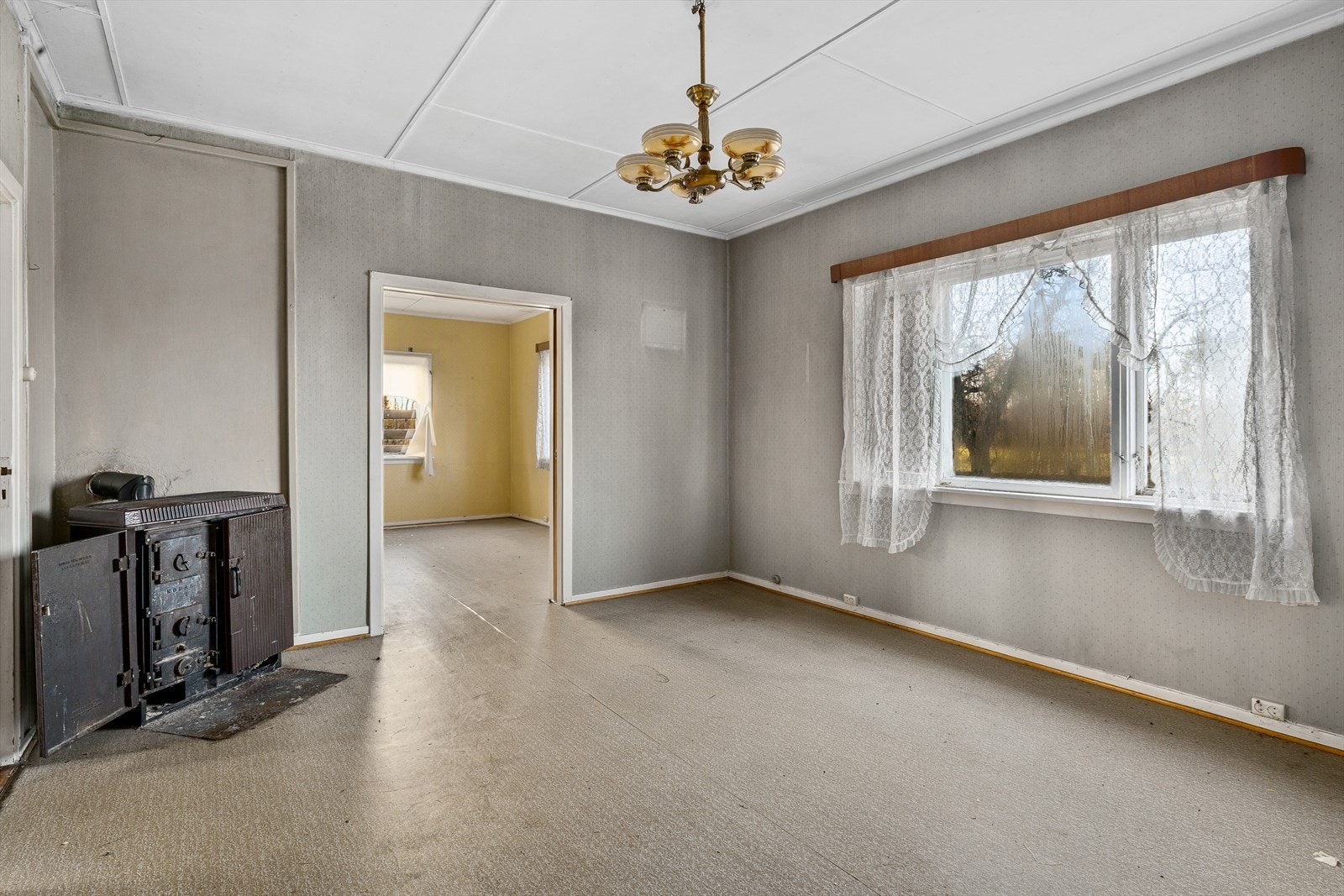 Boligen har eldre standard med gjennomgående oppgraderingsbehov. Galleribilde