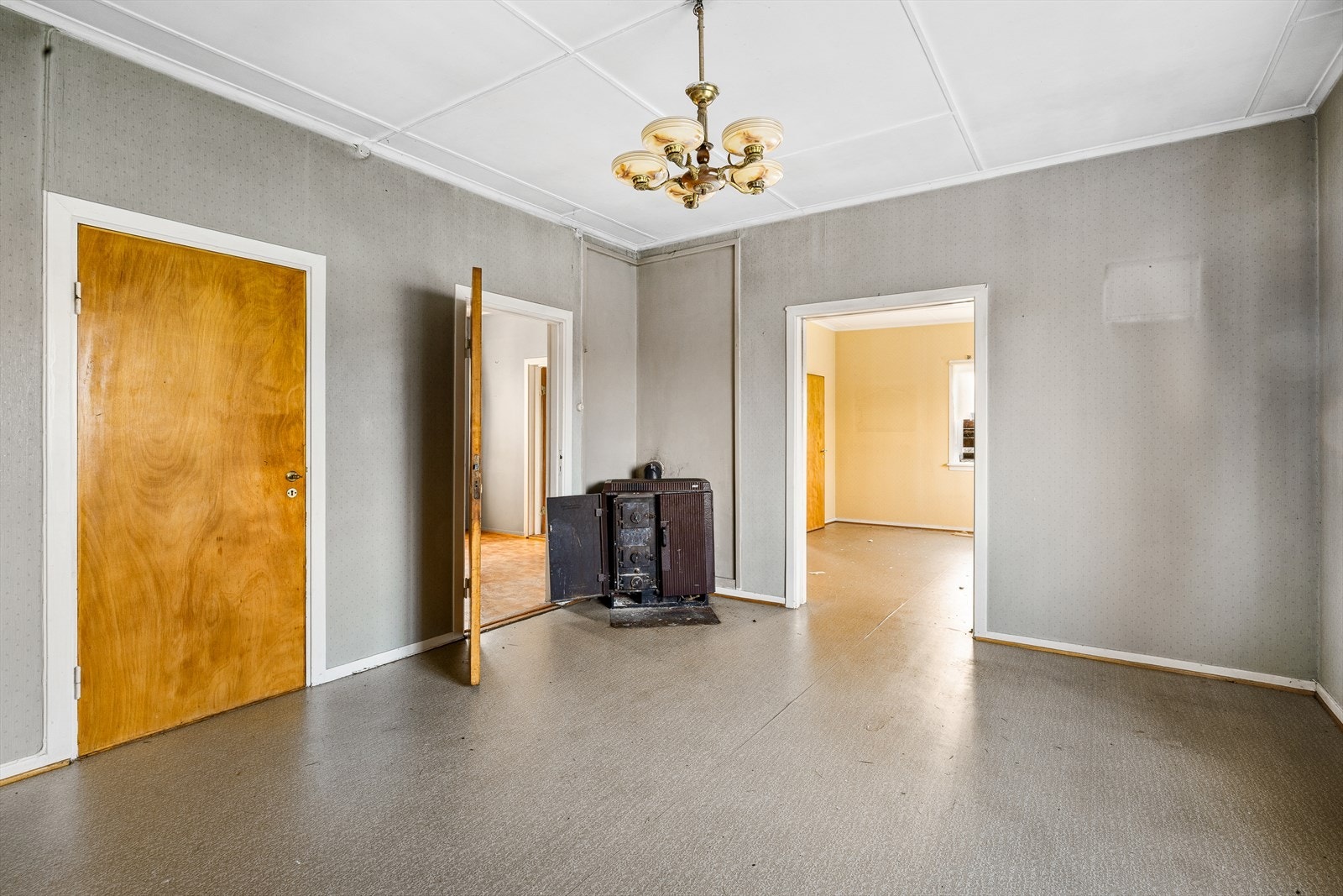 Boligen har eldre standard med gjennomgående oppgraderingsbehov. Galleribilde