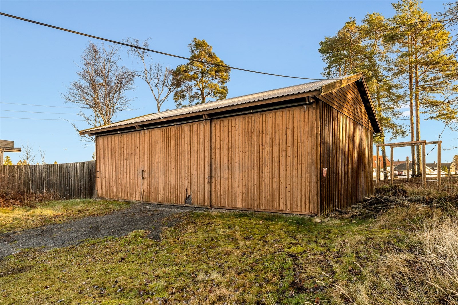 Stor garasje som i dag er brukt til lagring Galleribilde