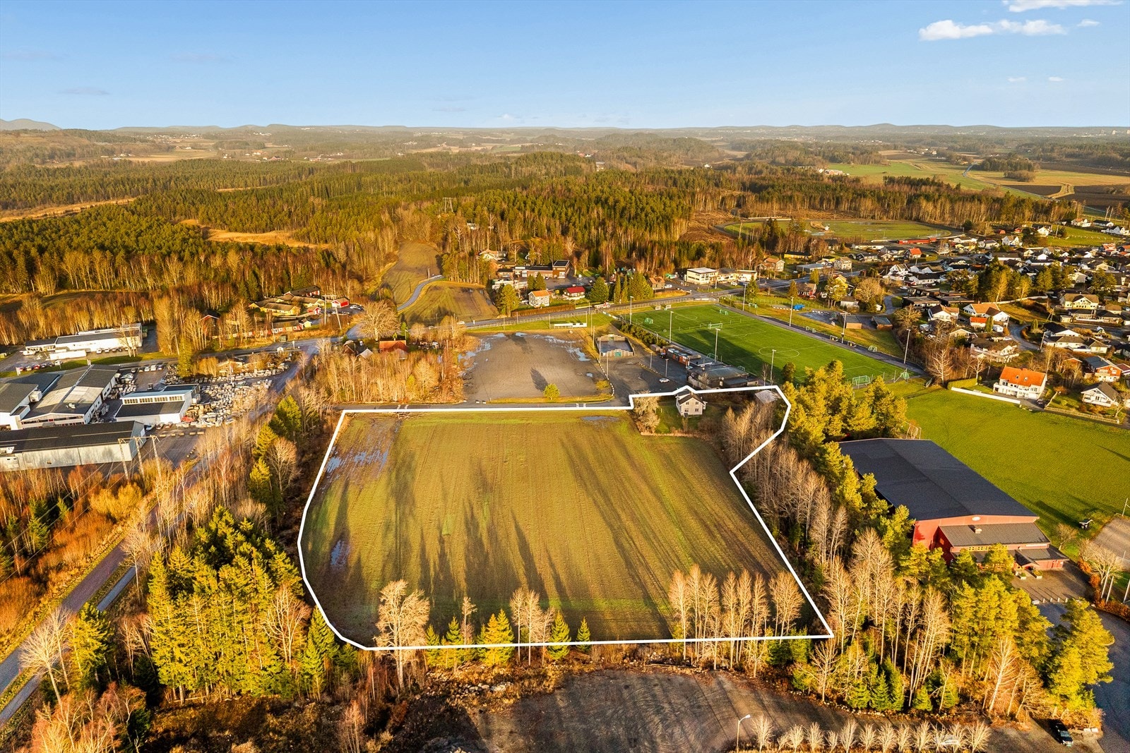 Øvrige deler av tomten består hovedsakelig av dyrket mark og åpne arealer, med innslag av naturlig vegetasjon.(for helt nøyaktig grense se kart i salgsoppgaven) Galleribilde