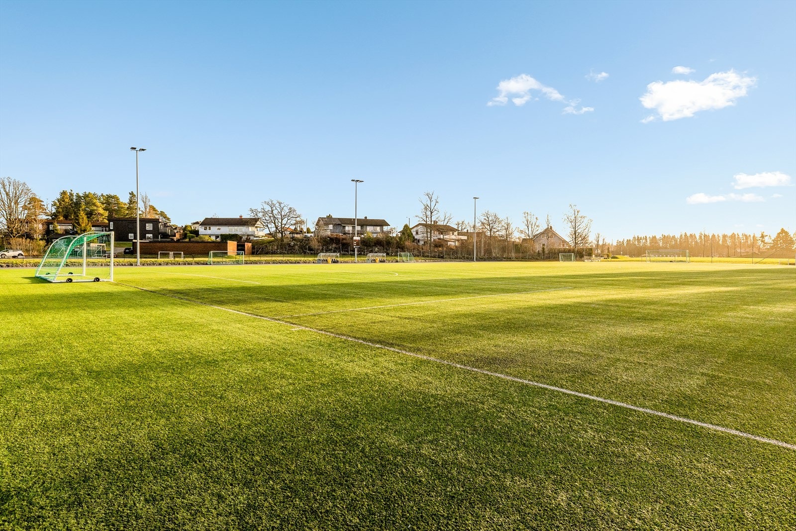 Fotballbanen er rett i nærheten. Galleribilde
