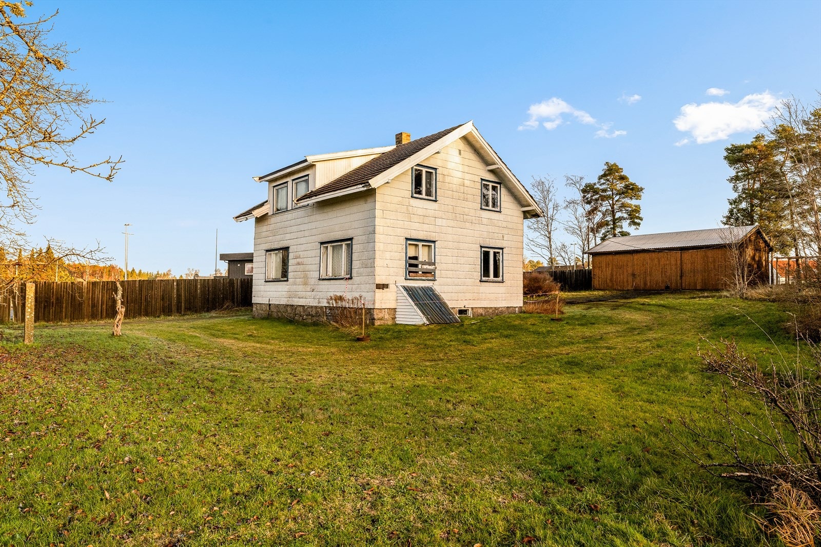 På eiendommen står et våningshus fra 1908 med tilhørende garasje/uthus. Galleribilde