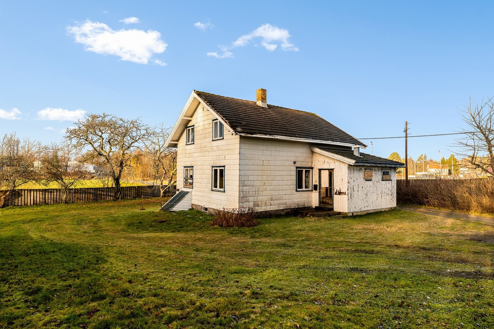 Fasade og takkonstruksjon er av eldre dato, og både tekniske installasjoner, våtrom og kjøkken må påregnes rehabilitert. Galleribilde