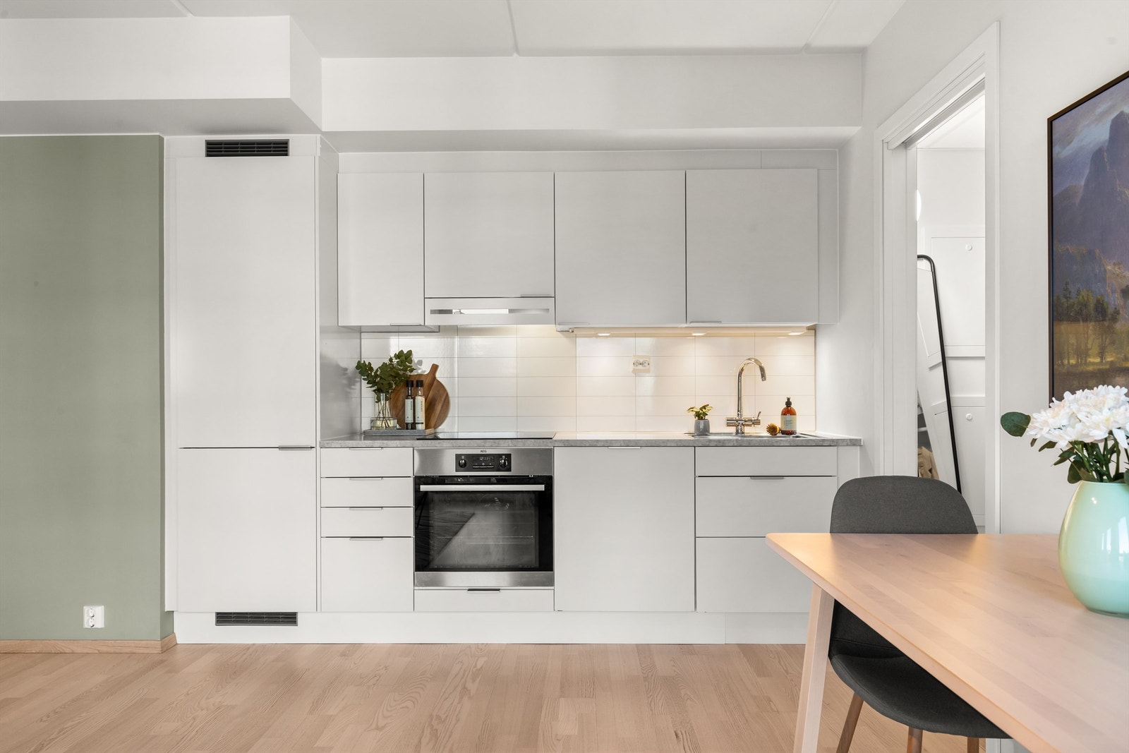 Hvitevarene er sømløst integrert og består av kjøl/fryseskap, oppvaskmaskin, induksjonstopp og stekeovn. Galleribilde