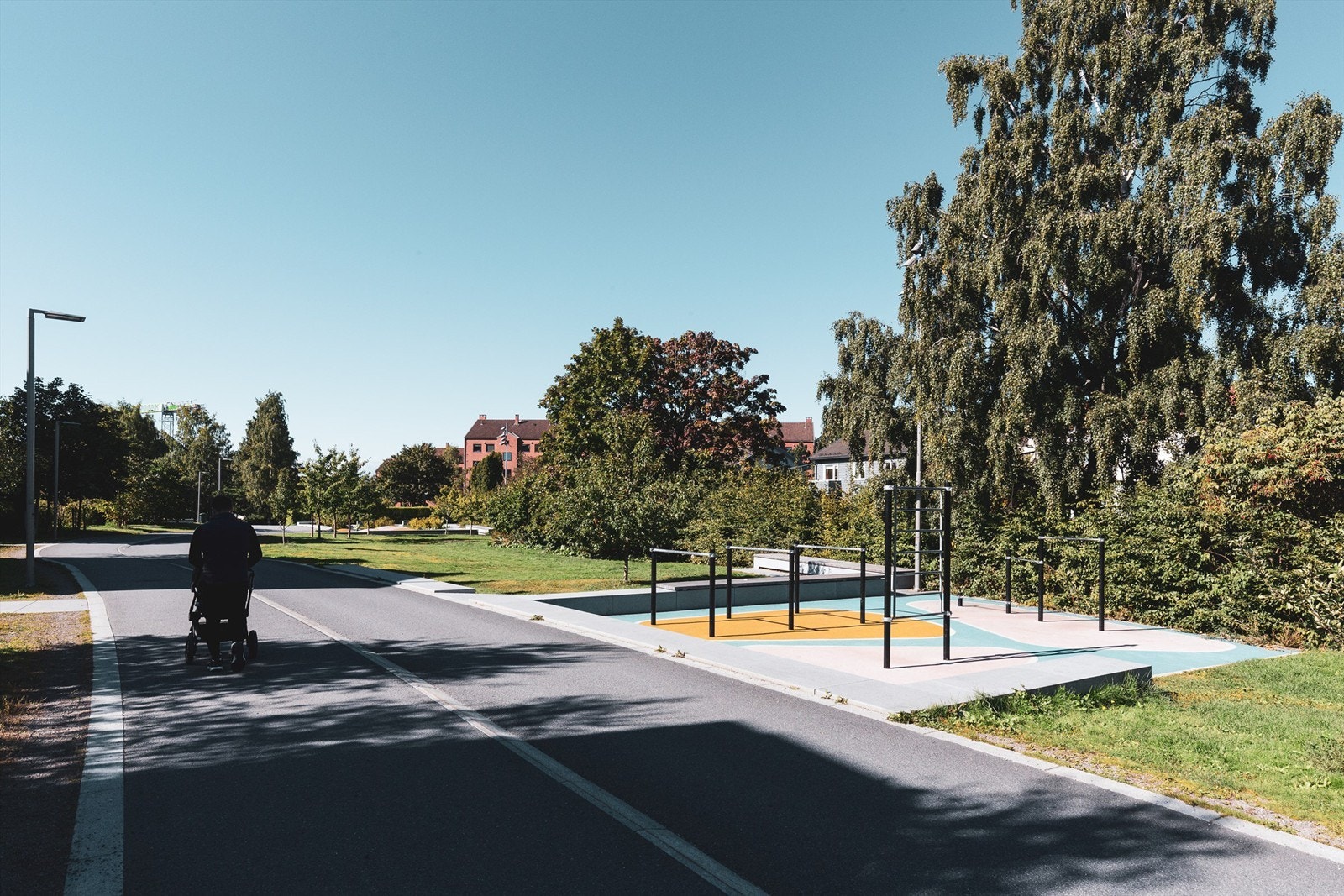 Nærområdet er betydelig oppgradert de senere år, både med hensyn til uterom og moderne bebyggelse. Galleribilde