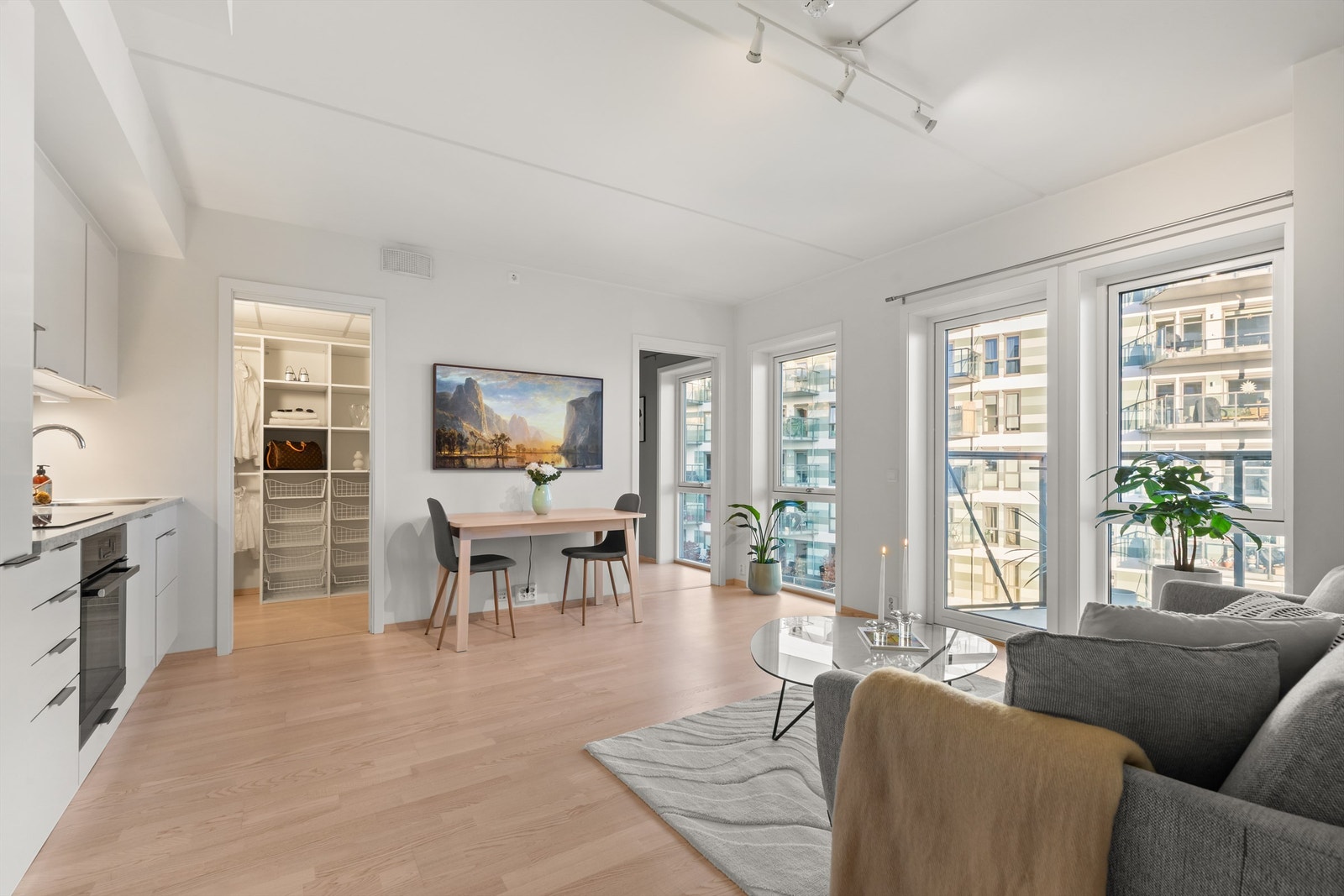 Stuen er lys og innbydende med store vindusflater som slipper inn rikelig med dagslys. Galleribilde