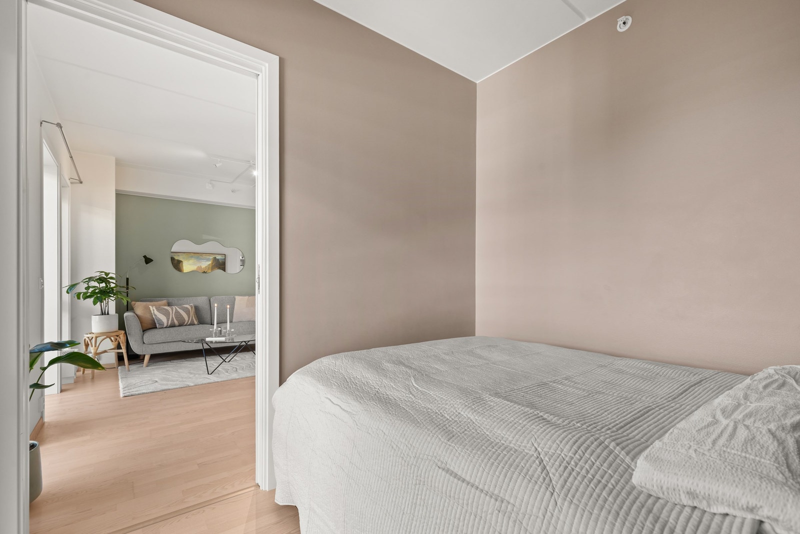 Rommet er holdt i en nøytral og stilfull nyanse som passer perfekt på soveværelset. Galleribilde