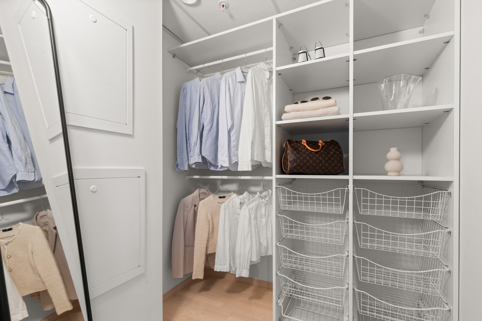 Leiligheten har en praktisk og romslig walk-in, som er perfekt for å holde orden i garderoben. Galleribilde