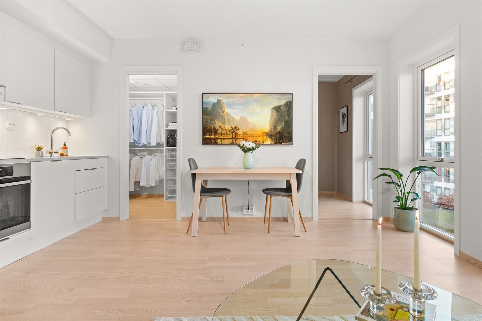 Leiligheten er holdt i lyse og tidløse nyanser. Galleribilde