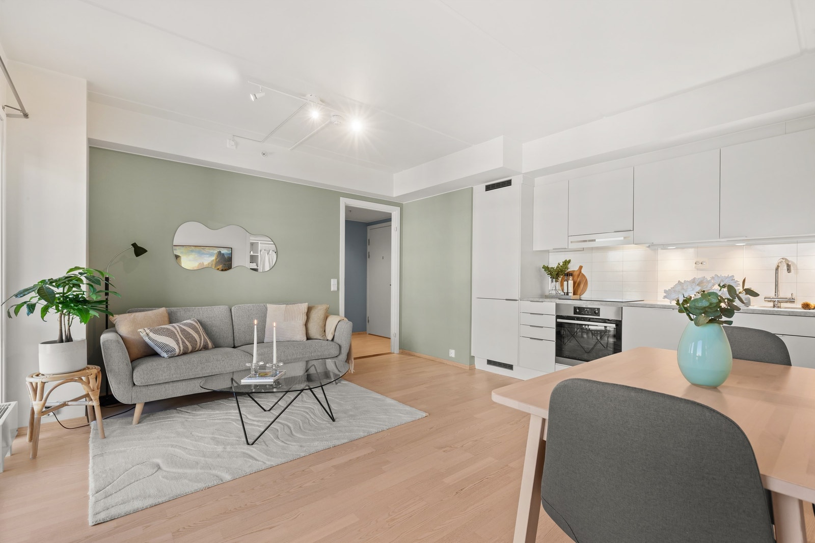 Kjøkkenet er holdt i en åpen løsning mot stuen og er et sosialt samlingspunkt. Galleribilde