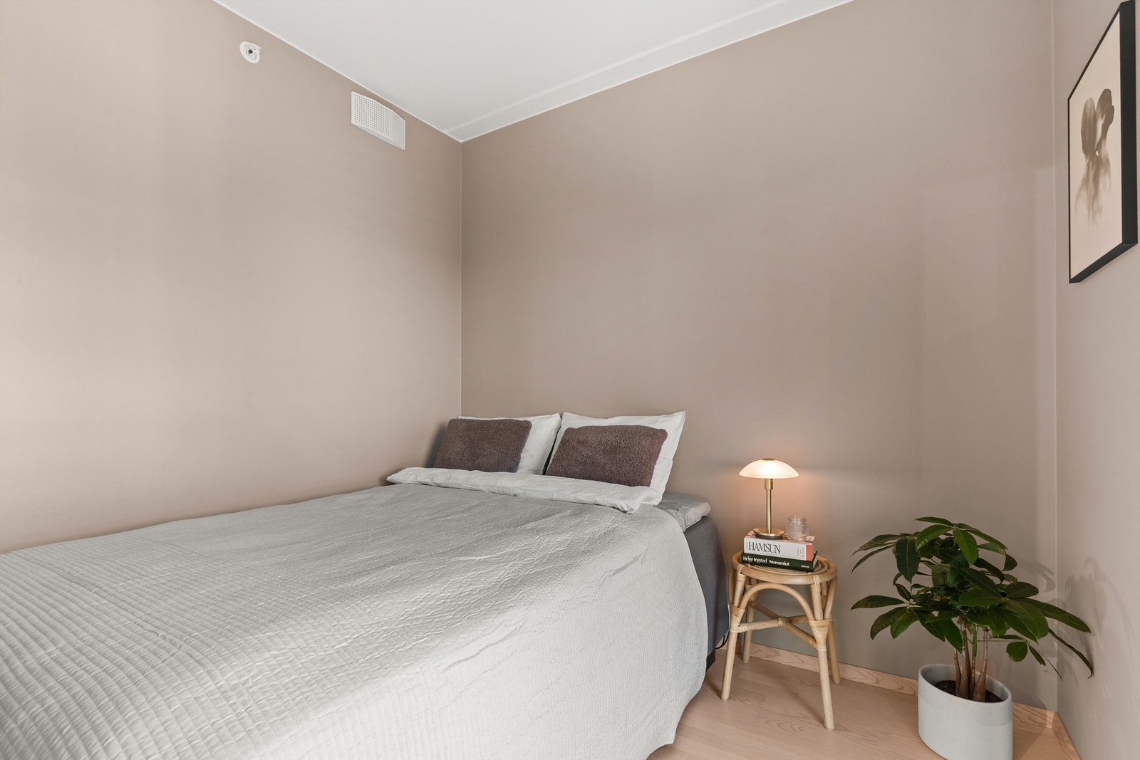 Soverommet er av god størrelse med plass til seng og tilhørende nattbord. Galleribilde