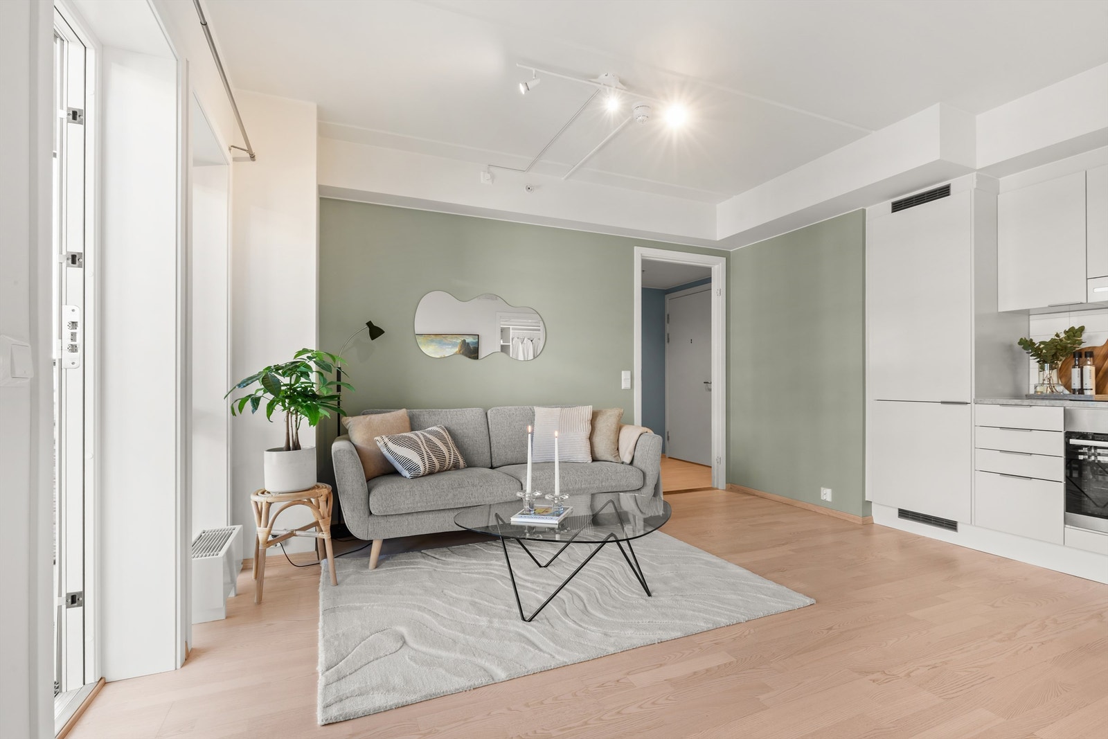 Stuen er av god størrelse, med plass til sofa, salongbord og TV-seksjon. Galleribilde