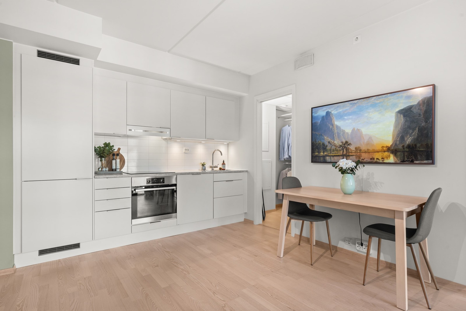 Det er også naturlig å møblere med et lite spisebord- perfekt for å nyte frokosten. Galleribilde