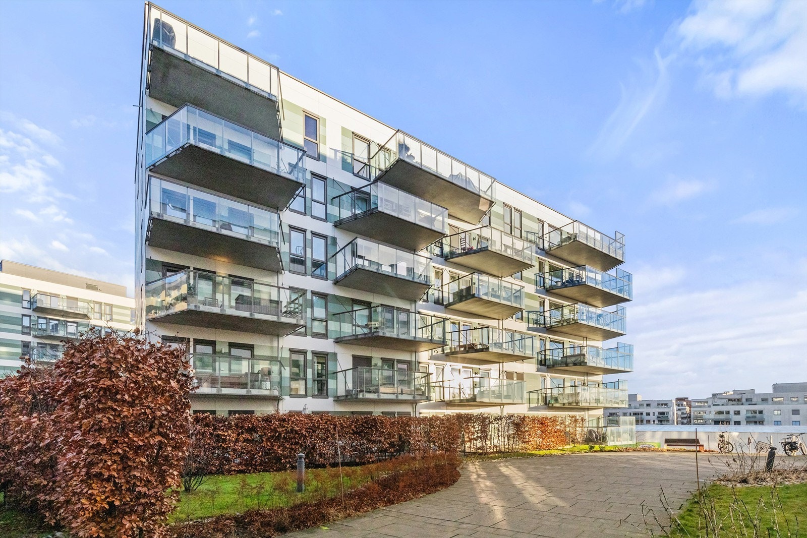 Sameiet har pent opparbeidede fellesområder. Heisadkomst. Galleribilde