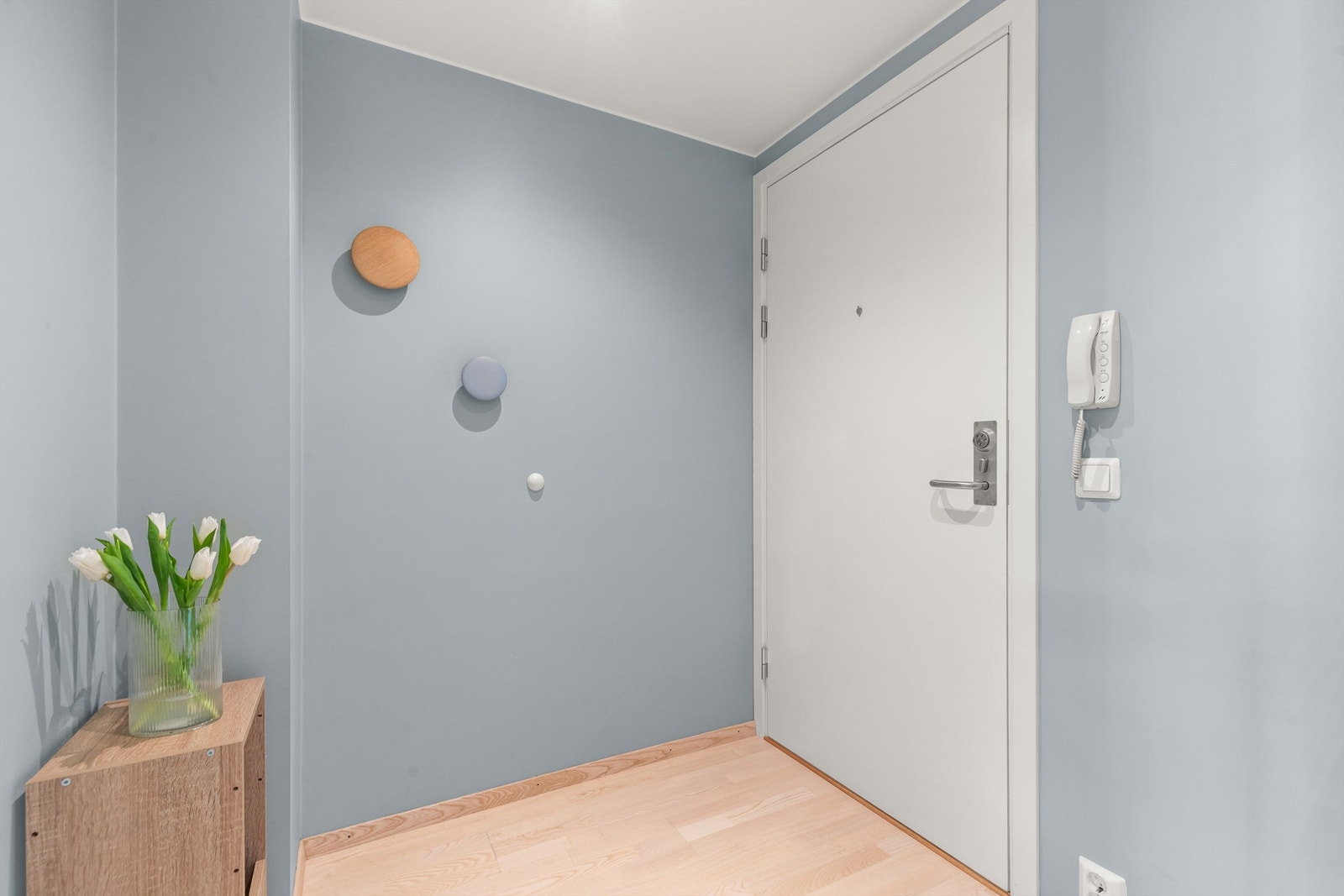 Velkommen inn! Entréen er innbydende og gir et godt førsteinntrykk. Galleribilde