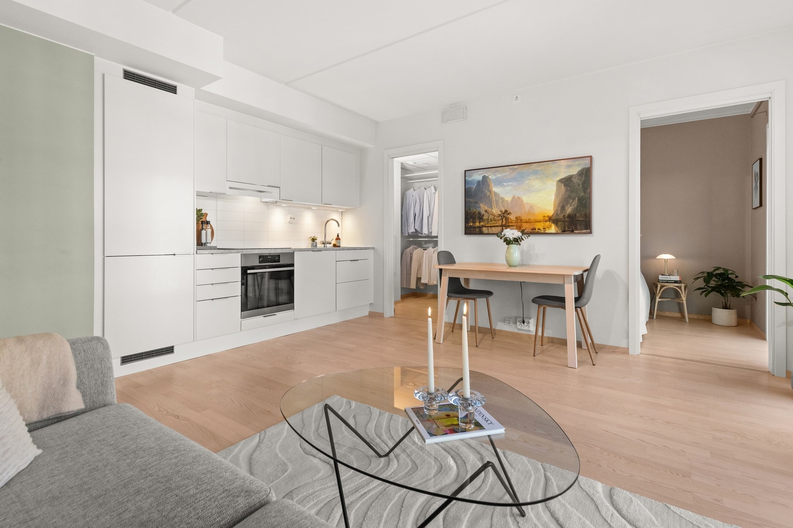 Norema kjøkkeninnredning med glatte fronter og laminat benkeplate med nedfelt vaskekum. Galleribilde