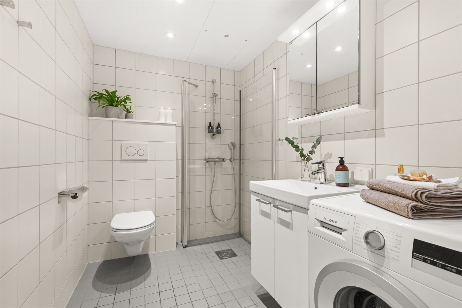 Badet er pent flislagt på gulv og vegger med vannbåren gulvvarme. Galleribilde