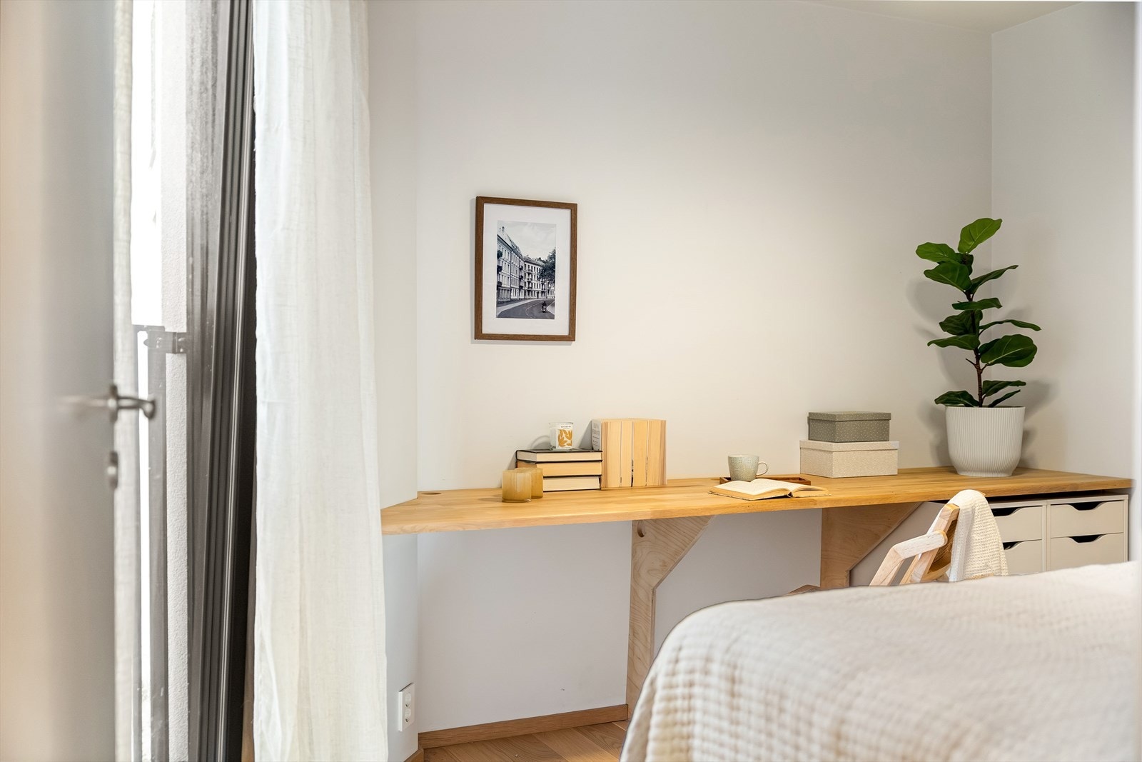 På soverommet er det plassbygd skrivebord. Galleribilde