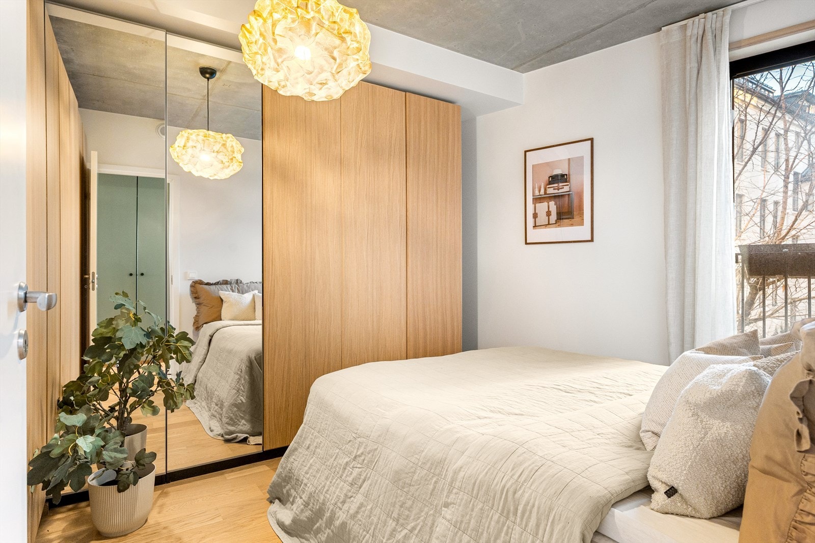 Det er rikelig med lagringsplass i romslig garderobeløsning. Galleribilde