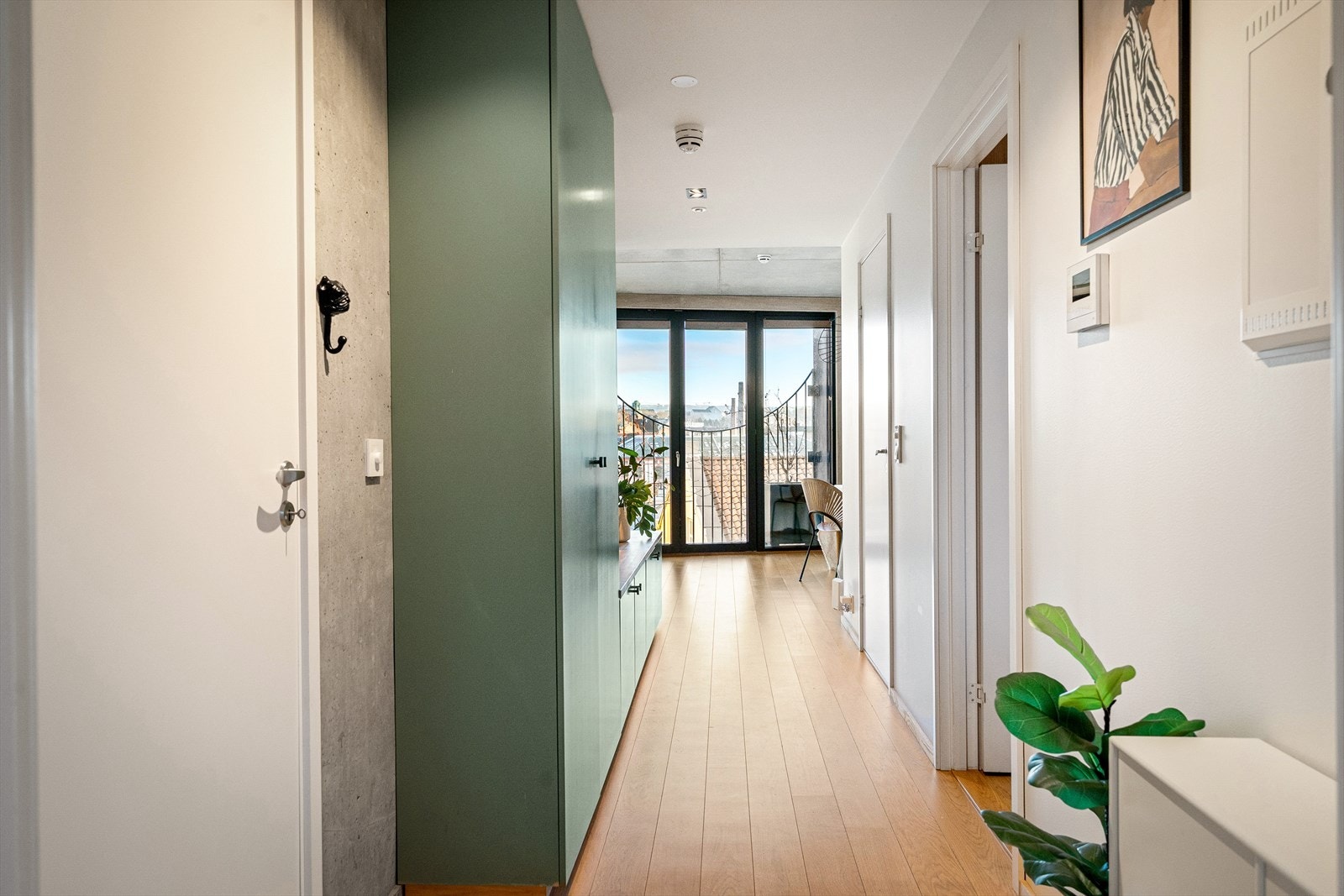 Det er god plass til knagger og skohylle, samt rikelig med oppbevaringsplass i påkostet, møbelsnekret garderobeløsning med skap og sittebenk. Galleribilde