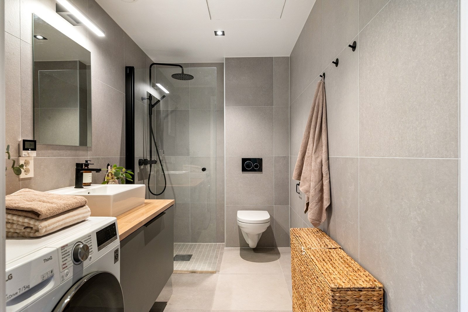 Delikat og rålekkert bad fra 2021. Badet har stilrene farge- og materialvalg med 60x60 fliser, behagelig gulvvarme og himling med downlights. Galleribilde