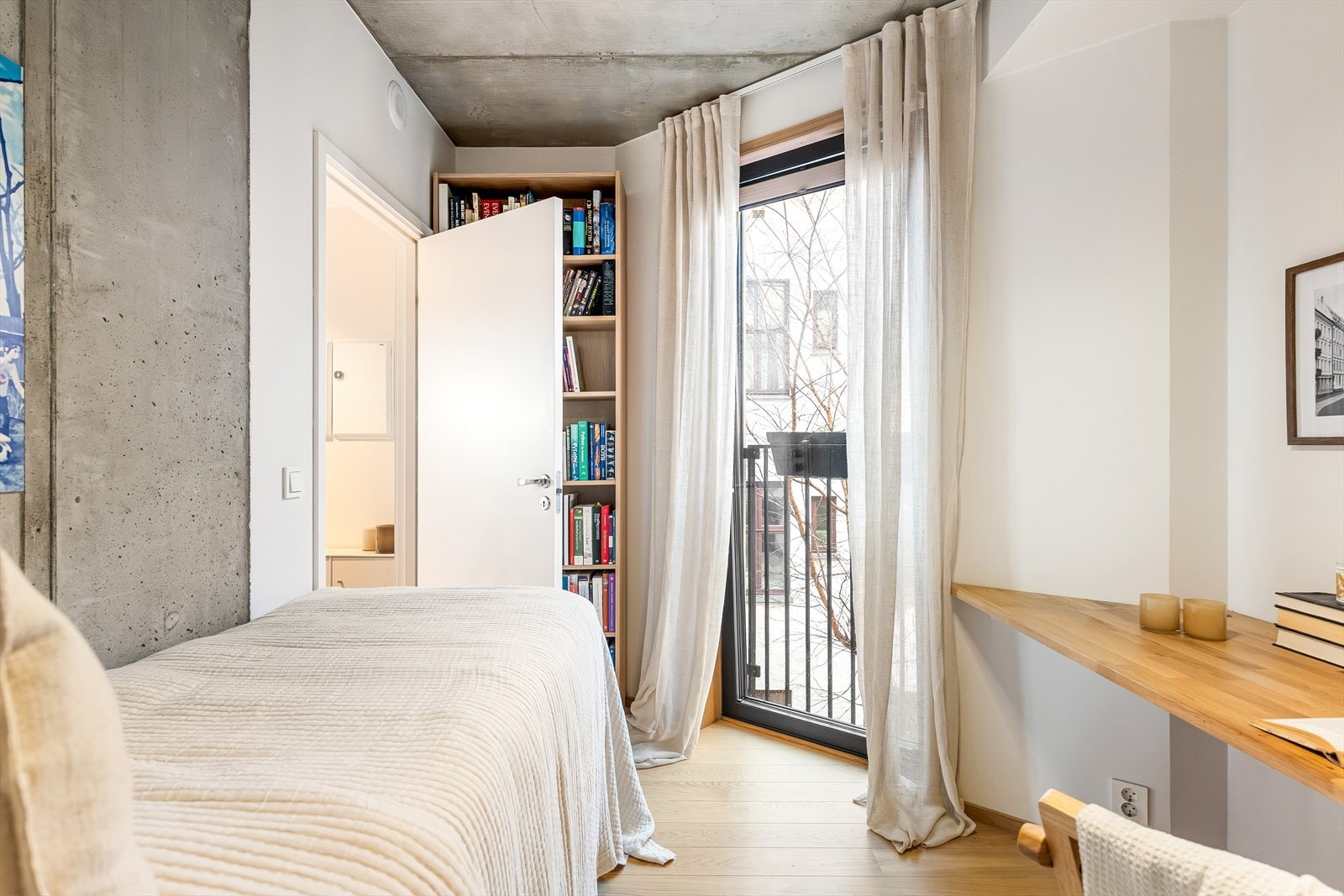 Rommet har og plass til seng og skap. Galleribilde