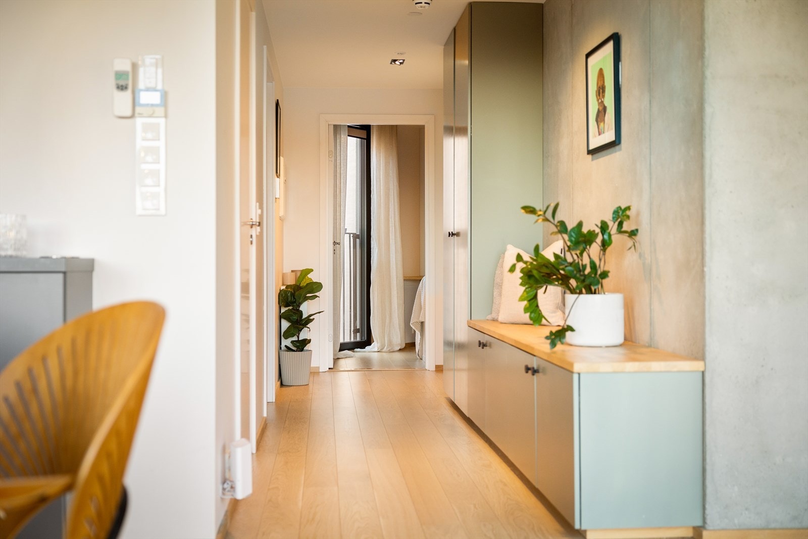 Gangen har en sentral plassering i leiligheten og gir god flyt mellom rommene. Galleribilde