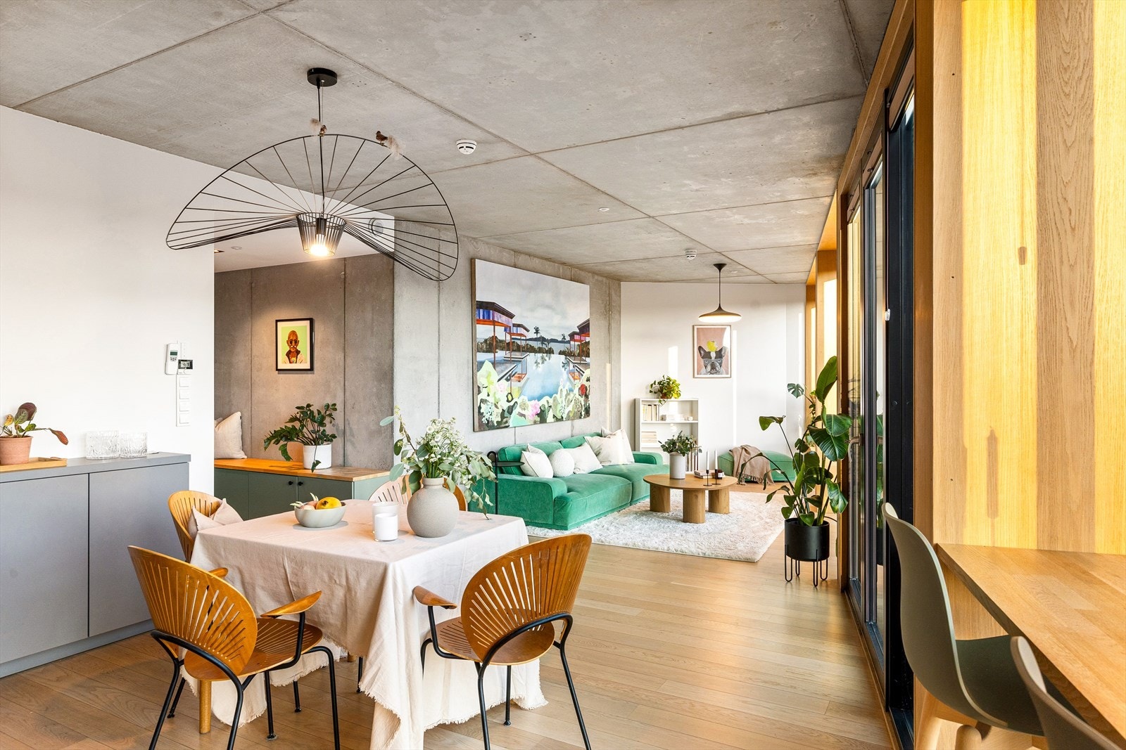 Overflater med stilig kombinasjon av betong, eik og glatte overflater. På gulvet er det en-stavs eikeparkett med behagelig varme. Galleribilde