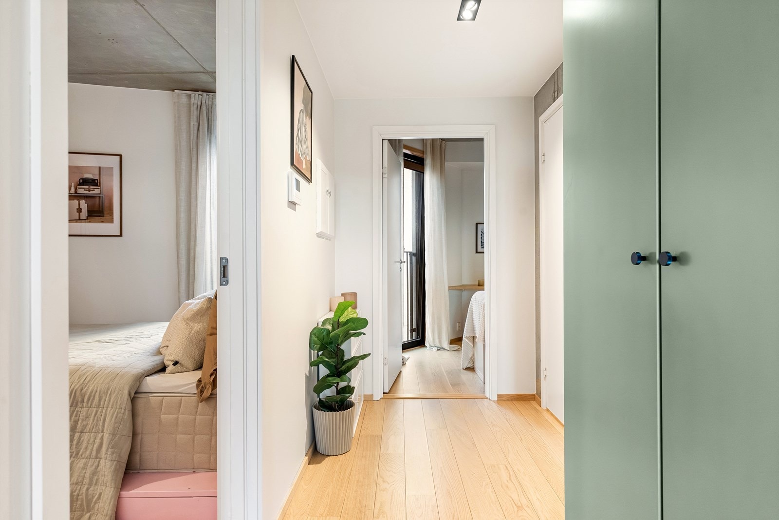 Leiligheten har to gode soverom med adkomst fra gangen. Galleribilde