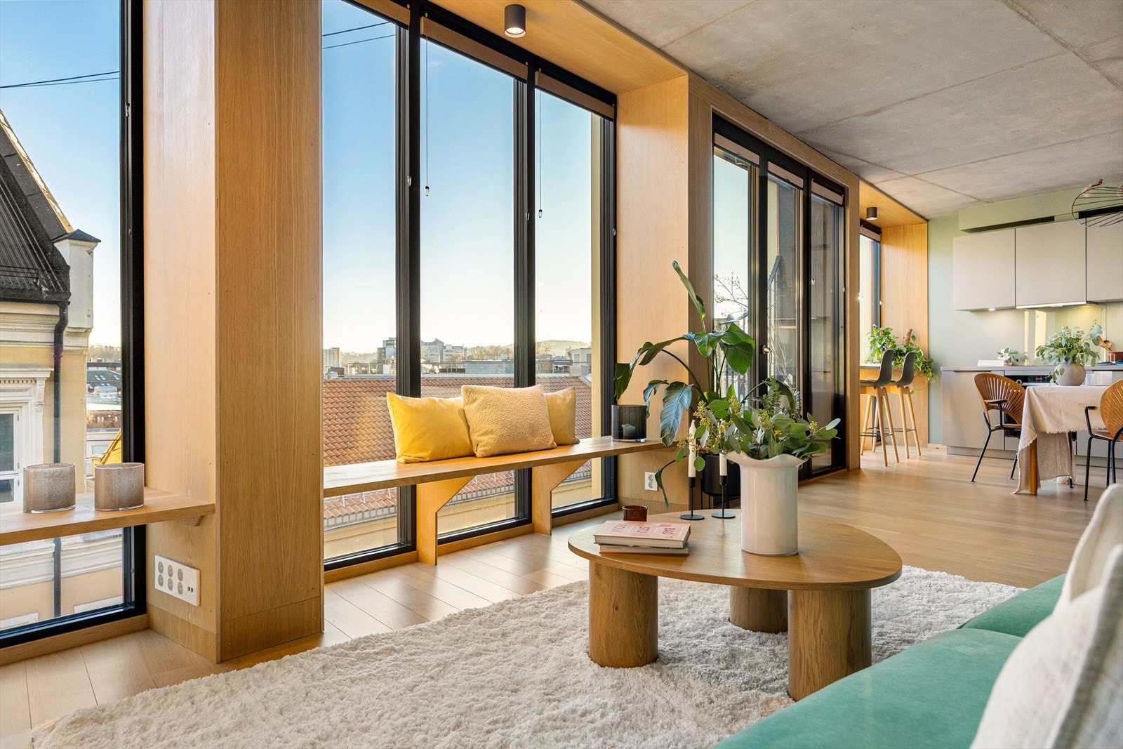 Stuen oppleves luftig og åpen med vinduer fra gulv til tak, fransk balkong og godt lysinnslipp. Galleribilde