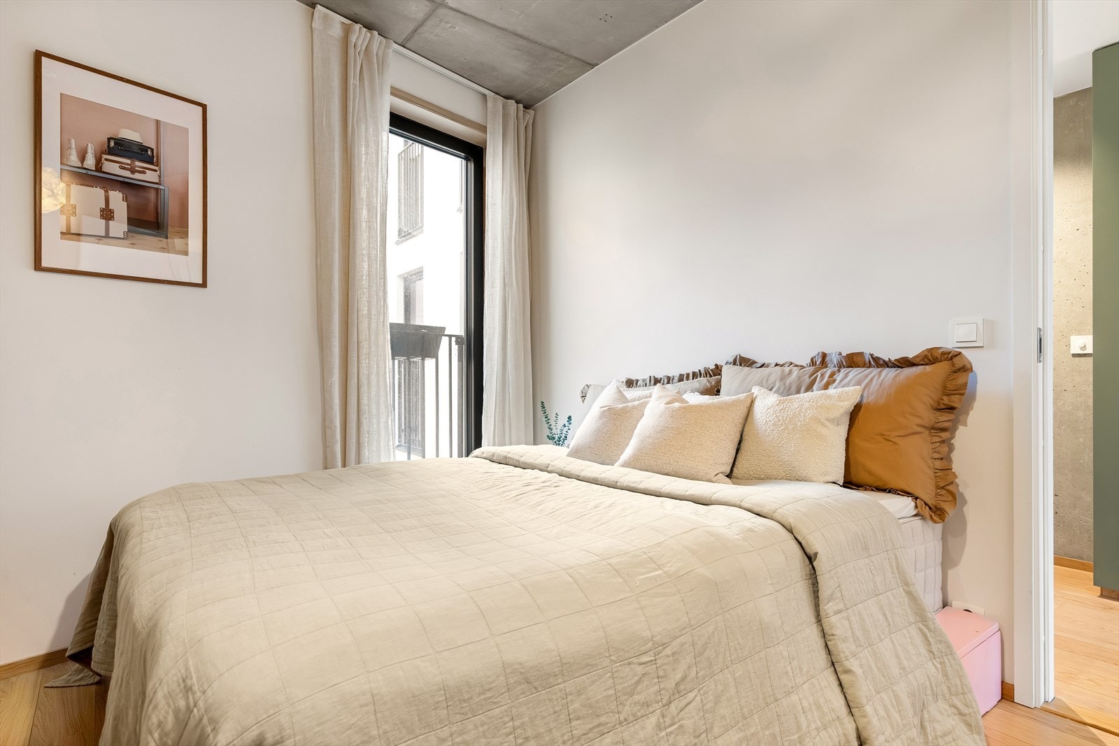 På hovedsoverommet er det god plass til dobbeltseng. Galleribilde