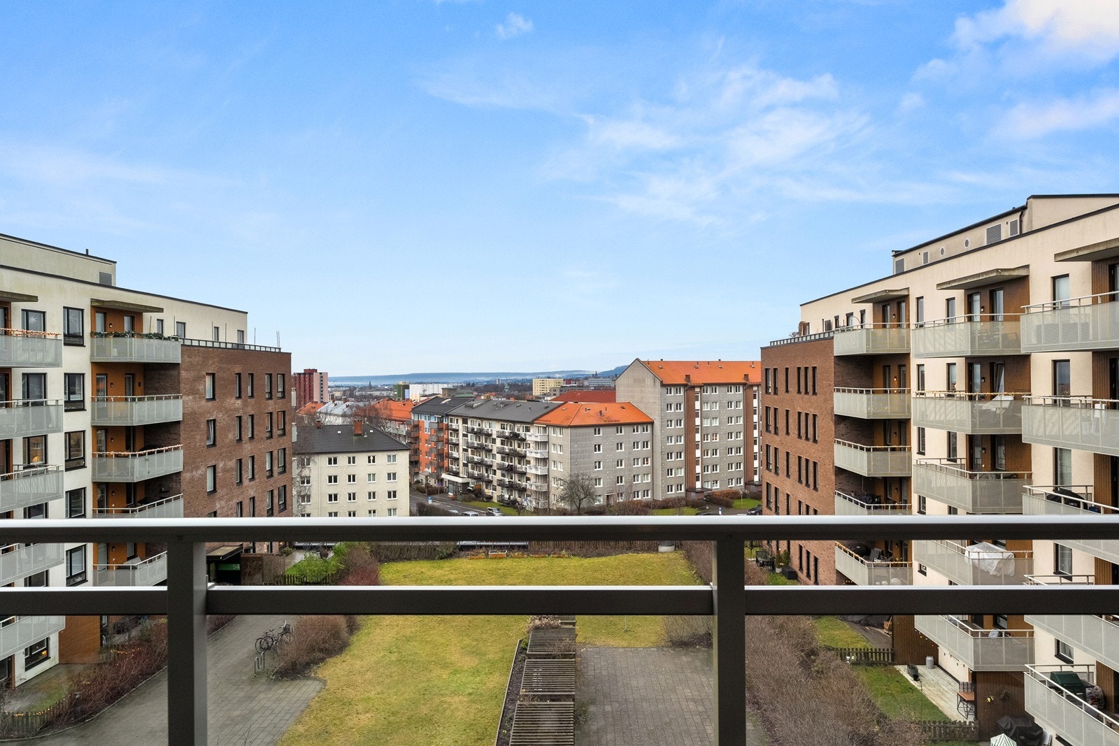 Balkongen vender mot et fredelig, indre gårdsrom. Her har du supergode solforhold med sol midtsommers fra ca. kl. 14:00-20:30 Galleribilde