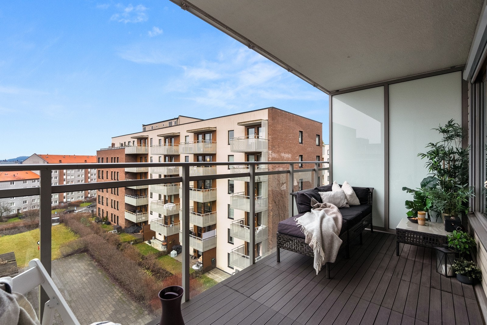 I vår- og sommerhalvåret blir balkongen en naturlig forlengelse av stuen, perfekt for hyggelige stunder med familie og venner. Balkongen gir rikelig med plass til møblering. Galleribilde