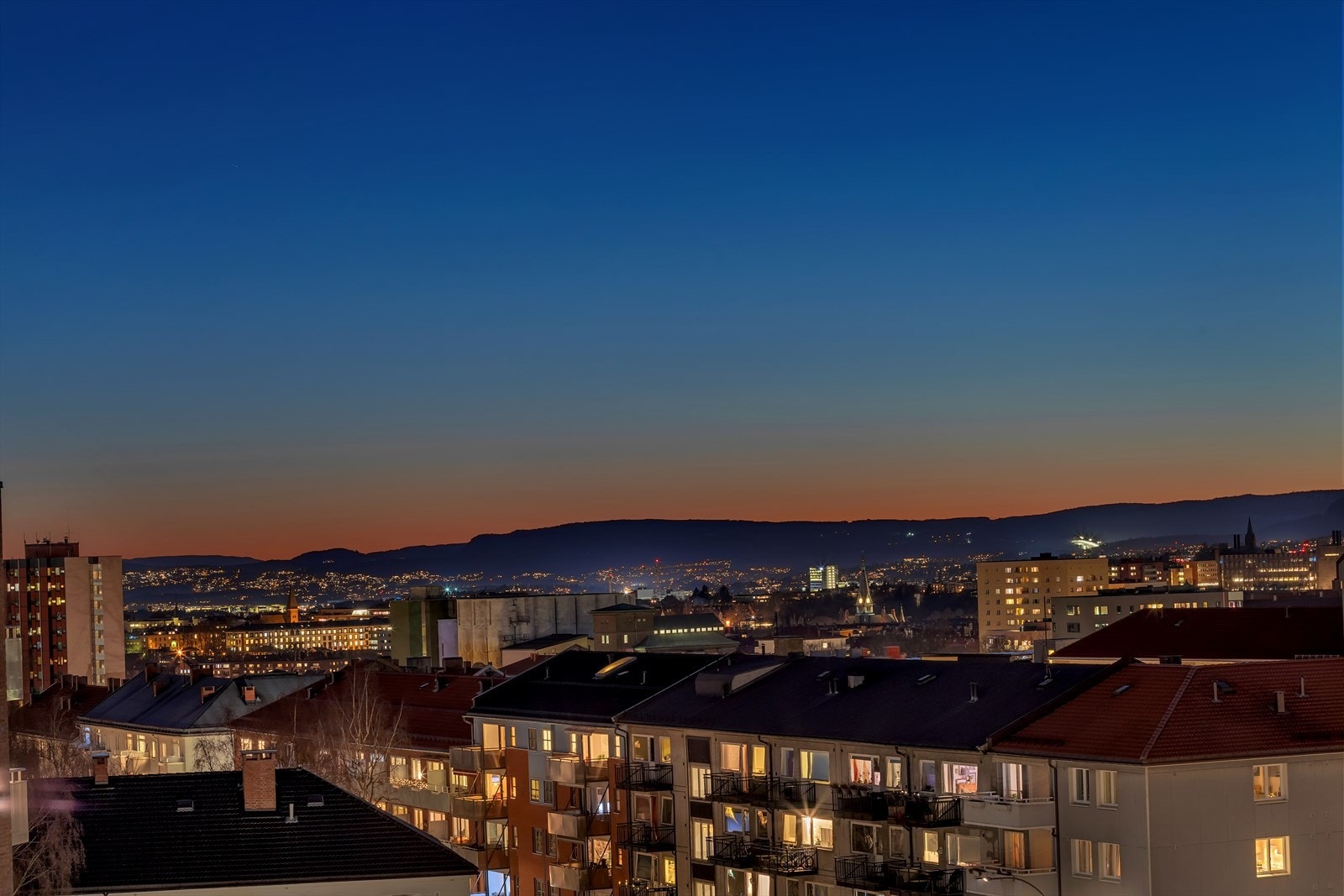 Stemningsbilde tatt fra balkongen kveldstid. Galleribilde