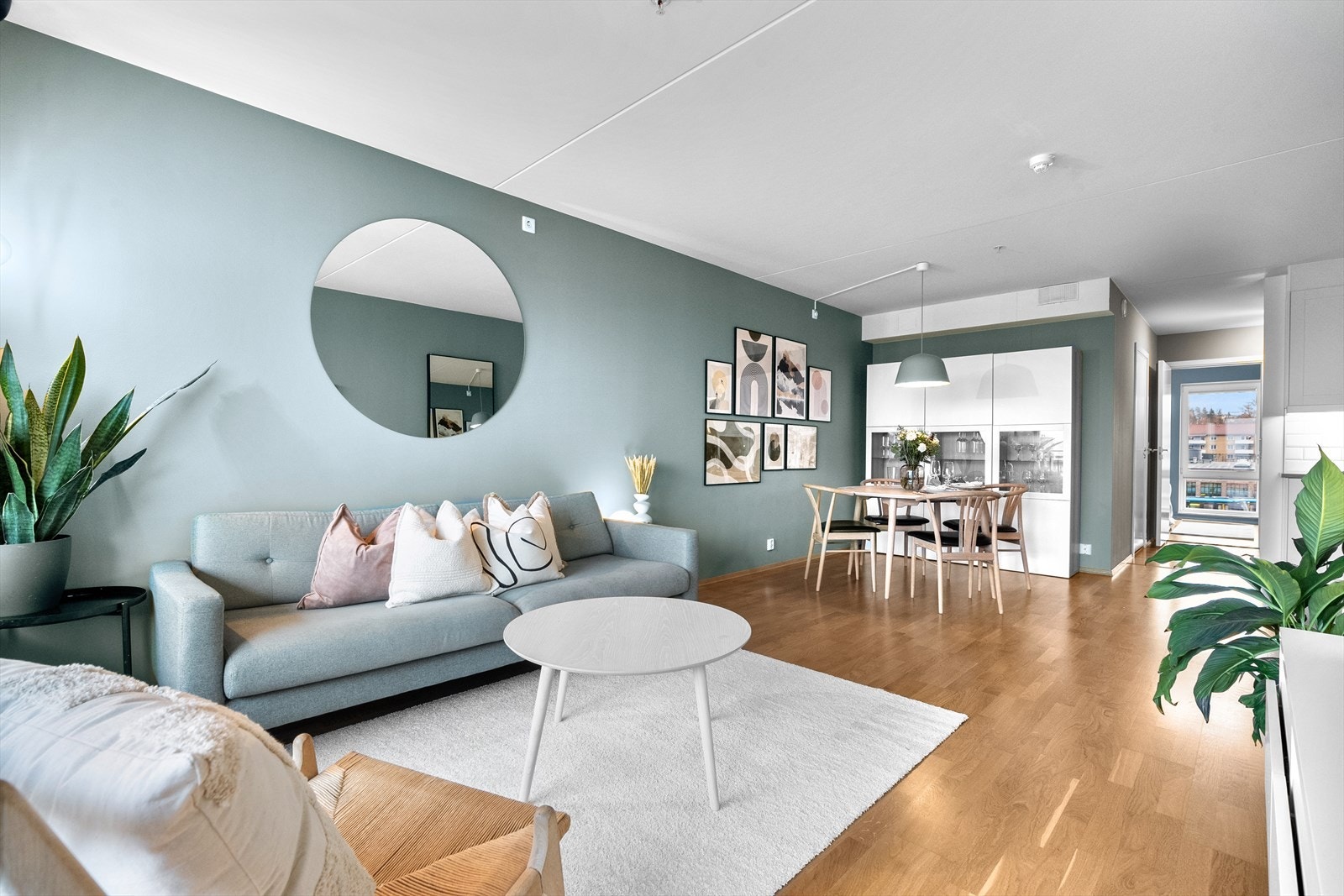 Leiligheten har en flott og moderne åpen planløsning med naturlig inndelte soner. Her er det enkelt å møblere med både en romslig sofa, et stort spisebord og øvrige møblement. Galleribilde