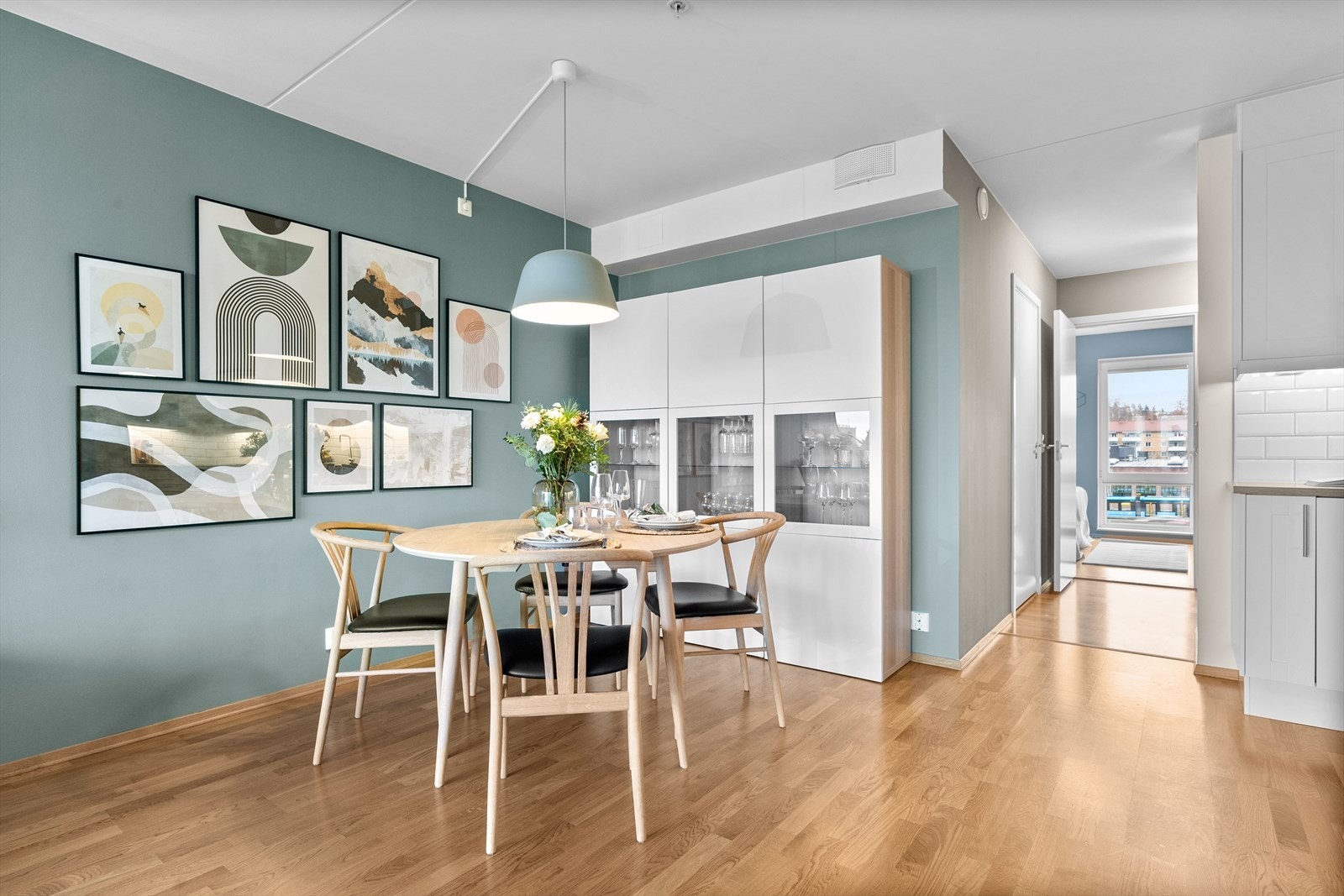 Her er det god plass til et hyggelig spisebord, perfekt for gjester og sosiale sammenkomster. Galleribilde